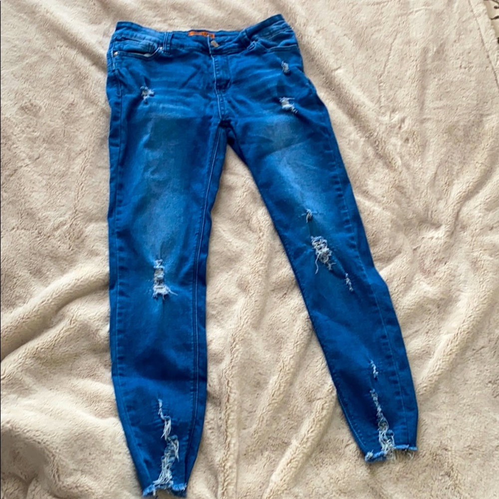 Distress Jean with butt lift effect